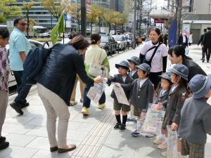 チラシ配り