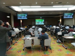 質疑応答・全体会議で質疑が行われている様子